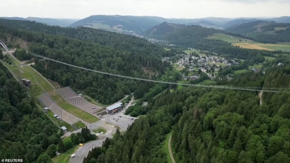 Đức: Cầu đi bộ không trụ đỡ ở độ cao 100m, chịu sức nặng 750 người