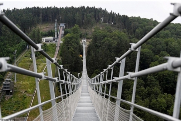 Khánh thành cầu đi bộ không trụ đỡ dài nhất thế giới ở Đức