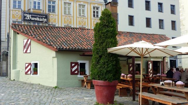Nhà hàng xúc xích gần 900 tuổi ở München vẫn hút khách ở Đức - 0