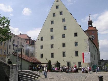 Nhà hàng xúc xích gần 900 tuổi ở München vẫn hút khách ở Đức - 1