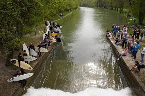 Sóng biển trên mặt kênh trung tâm thành phố München - 2