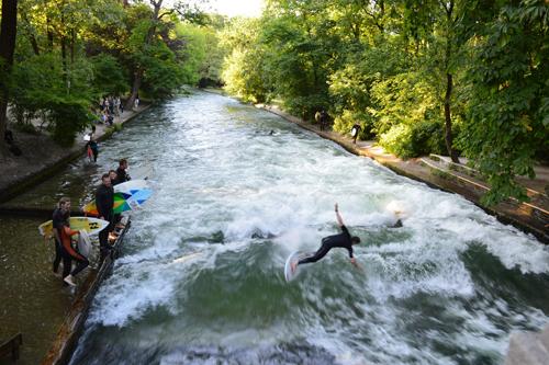 Sóng biển trên mặt kênh trung tâm thành phố München - 3