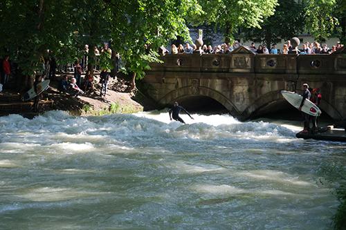 Sóng biển trên mặt kênh trung tâm thành phố München - 4