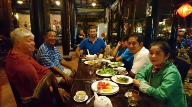 Chàng trai Đức chọn Việt Nam là điểm dừng chân thứ 100 - 1