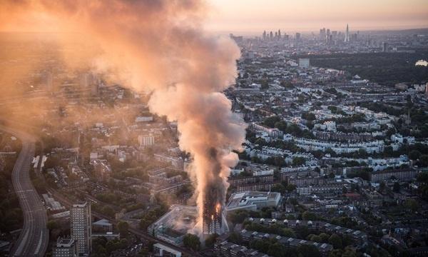 Kinh hoàng tòa nhà 27 tầng ở London bị cháy rụi trong đêm - 0