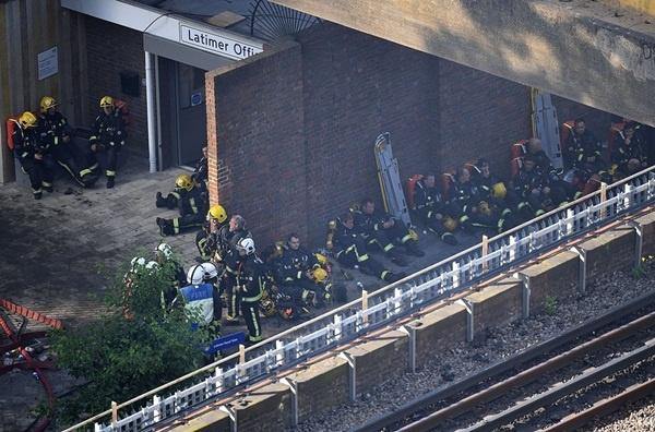 Kinh hoàng tòa nhà 27 tầng ở London bị cháy rụi trong đêm - 1