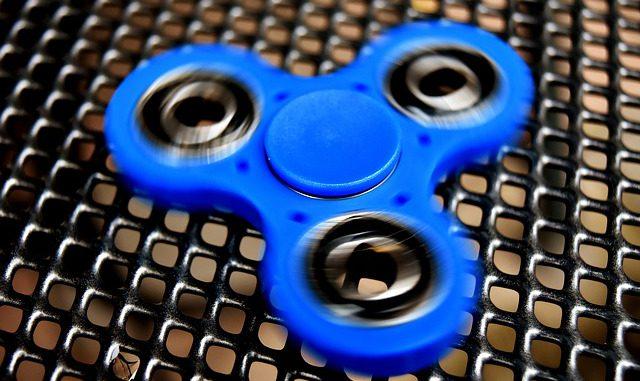 Đồ chơi Fidget Spinner có thể gây tắc thở, Đức tịch thu còn Việt Nam vẫn đang sốt - 0