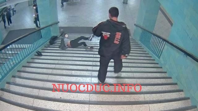 Cảnh sát Berlin truy tìm nghi phạm đạp người đàn ông 38 tuổi xuống cầu thang - 0