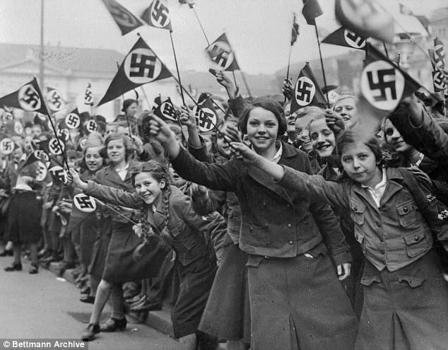 Hé lộ về đội nữ chiến binh tuổi teen “sói xám” của Hitler - 0