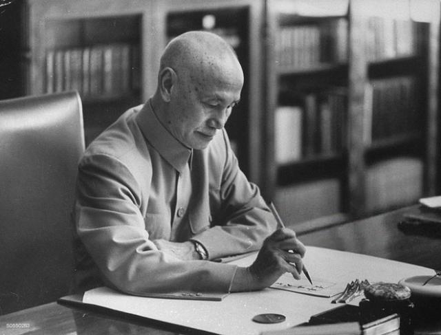  Vì sao Tưởng Giới Thạch 3 lần kiên quyết từ chối dùng bom nguyên tử tấn công vào Trung Quốc? - 3