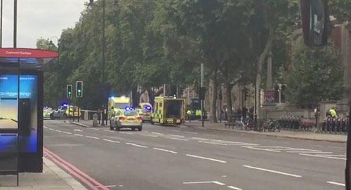 Ôtô lao vào đám đông ở London, nhiều người bị thương - 0