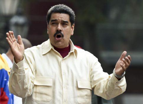 Thế giới đêm qua: Phó Tổng thống Mỹ phản đối cầu thủ quỳ hát Quốc ca, Lãnh đạo Venezuela cảm ơn ông Trump - 3