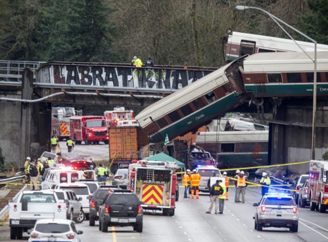 Washington: Tàu trật bánh khỏi đường ray, lơ lửng giữa cao tốc - 0