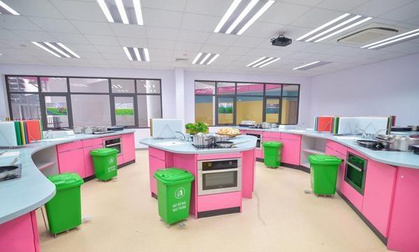 Cận cảnh ngôi trường toàn màu hồng, học phí nửa tỷ/năm ở Việt Nam - 7