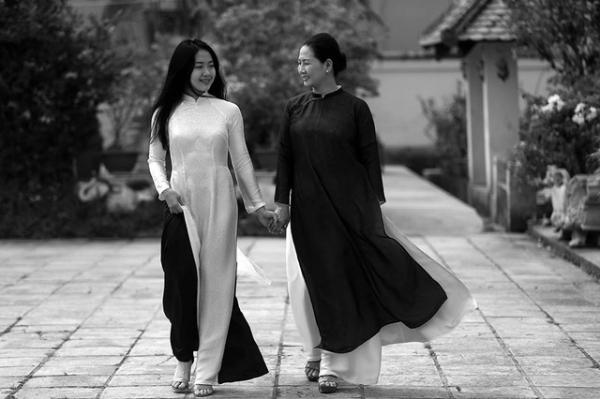 Nữ giám đốc Việt Nam dạy con gái: Đừng mua chiếc túi trị giá 300 đô mà trong đó không có gì cả - 2