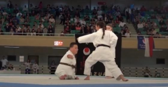 132 1 Teo Tu Chi Cau Be Khuyet Tat Bieu Dien Bai Quyen Karate Phi Thuong Khien Ca Khan Dai Bat Day Vo Tay