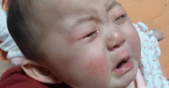 132 1 Giay Phut Dau Tranh Giua Khoc Va Ngu Cua Be 3 Thang Tuoi Ha Guc Trai Tim Trieu Nguoi Lon