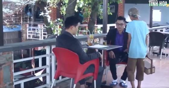 132 1 Cau Be Danh Giay Di Doi Tien Roi Mat Hut Vi Khach Gian Du Cho Den Khi 1 Co Be Xuat Hien