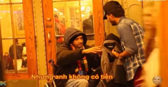 132 1 Hoan Nan Moi Gap Nguoi Chan Tinh Gia Ngheo Muon Ao Khoac Nguoi Qua Duong Ket Qua Khien Moi Nguoi Roi Le