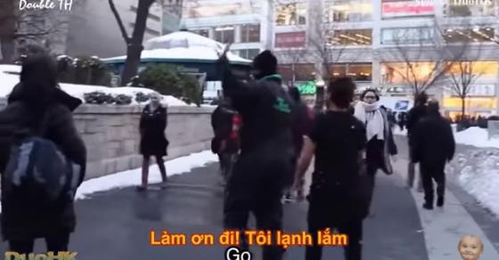 132 2 Hoan Nan Moi Gap Nguoi Chan Tinh Gia Ngheo Muon Ao Khoac Nguoi Qua Duong Ket Qua Khien Moi Nguoi Roi Le
