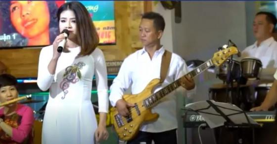 132 1 Nu Ca Sy Xinh Dep Hat Nguoi Tinh Khong Den Da Diet Khien Cu Dan Mang Xao Xuyen