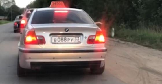 132 1 Tai Xe Taxi Quang Khach Ra Khoi Xe Vi Toi Nem Rac Ra Duong