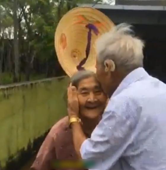 132 1 Ba Oi Toi Ve Roi Nay Di Dau Ong Cung Mong Mau Ve De Goi 1 Tieng Ba Oi