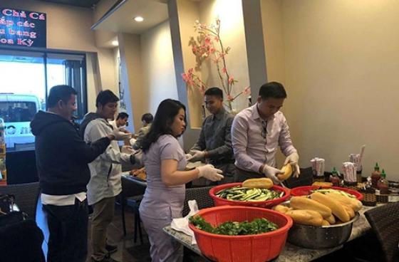 132 2 Nha Hang Viet O My Chi 2000 Usd Tang Qua Cho Nguoi Vo Gia Cu De Cam On Cong Dong