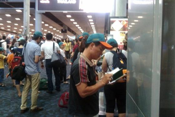 132 1 Chang Trai Xach Tay Iphone Ve Ho Nguoi Quen Khong Ngo Thu Chua Trong Hop Lai Khien Anh Phai Tra Gia Dat
