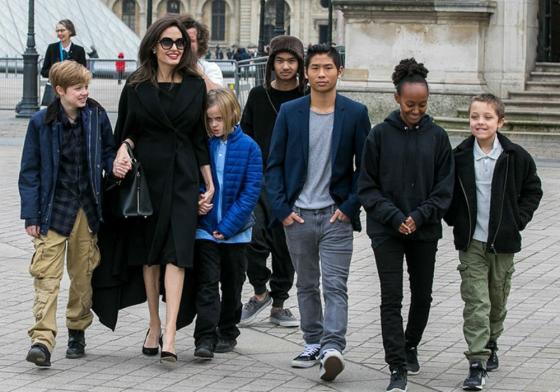 132 1 Angelina Jolie Bat Ngo To Brad Pitt Chua Tung Muon Nhan Nuoi Cau Con Trai Goc Viet