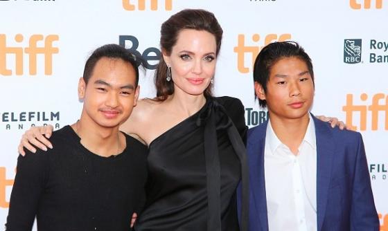 132 3 Angelina Jolie Bat Ngo To Brad Pitt Chua Tung Muon Nhan Nuoi Cau Con Trai Goc Viet
