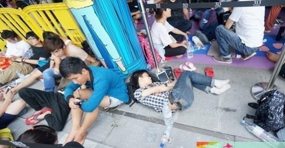 132 1 Du Hoc Sinh Dang Sau Nhung Dong Tien Mua Qua La Mau Va Nuoc Mat