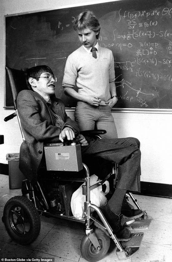 132 2 Stephen Hawking Khong Co Chua Cung Khong Co Kiep Sau