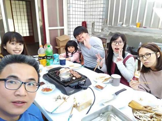 132 1 Ban Gai Qua Doi Nguoi Dan Ong Lang Le Ganh Trach Nhiem Nuoi Day 4 Con Gai Cua Co Nen Nguoi