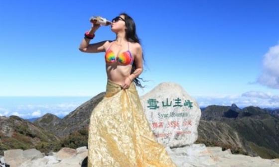 132 1 Dien Bikini Leo Nui Co Gai Tu Vong Vi Lanh