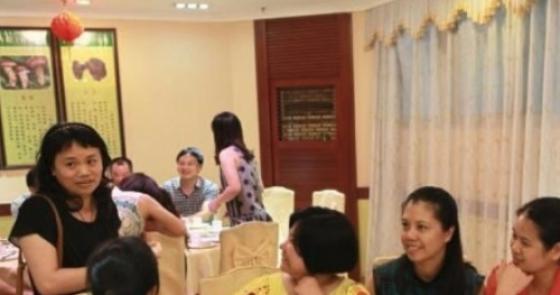 132 1 Me Don Than Di Hop Lop Goi Do Thua Mang Ve Bi Coi Thuong Nhung Vua Ra Khoi Cua Ca Lop Lang Nguoi