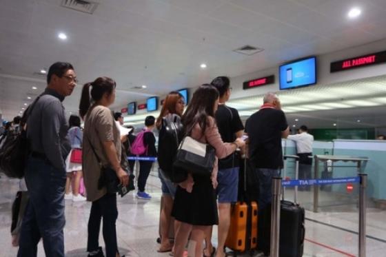 132 1 Chuyen Vali Bi Hong O San Bay Tan Son Nhat Ong Cuu Dai Su Con Bi Huong Gi