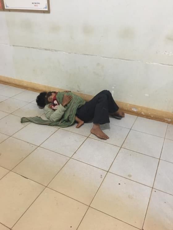 132 1 Cam Dong Khoanh Khac 2 Cha Con Nha Ngheo Om Nhau Ngu Duoi Hanh Lang Benh Vien De Cho Me Sinh