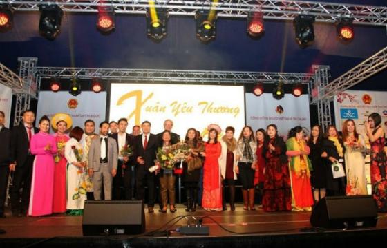 132 3 Qua Heo Lien Bi Che Viet Kieu Rom Di Nuoc Ngoai Ve Ma Mua Duoc Cho Mot Dong Banh Keo Day Ngoai Cho