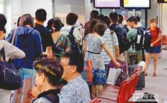 132 1 Nguoi Viet Du Lich Nuoc Ngoai Noi To Chen Hang Va Loat Thoi Xau Kho Bo