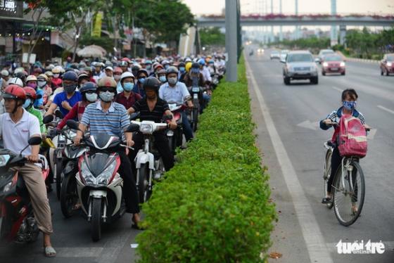 132 4 18 Dieu Khien Nguoi Nuoc Ngoai Nguong Mo Nguoi Viet