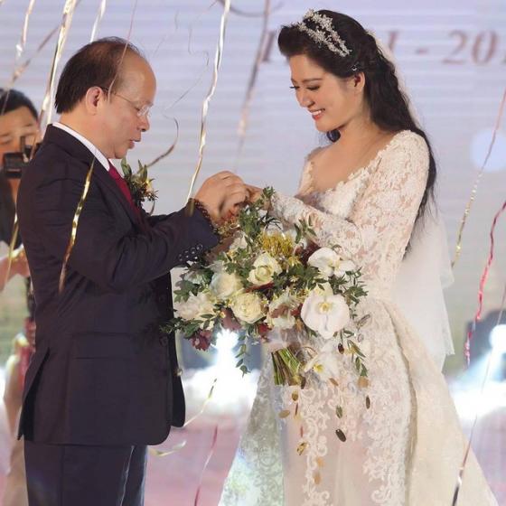 132 1 Cuoc Tinh Cua Dinh Hien Anh Va Thu Truong Vua Bi Ky Luat Canh Cao
