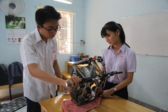 132 1 Hai Hoc Sinh Cap 3 Che Tao Thanh Cong Thiet Bi Thoat Khoi Dam Chay Chung Cu Nha Cao Tang