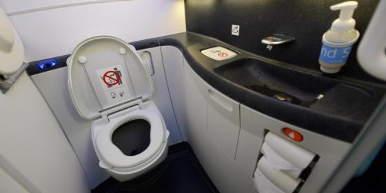 132 1 Chuyen Gi Xay Ra Neu Tren May Bay Ban An Nut Xa Bon Cau Toilet Khi Dang Ngoi