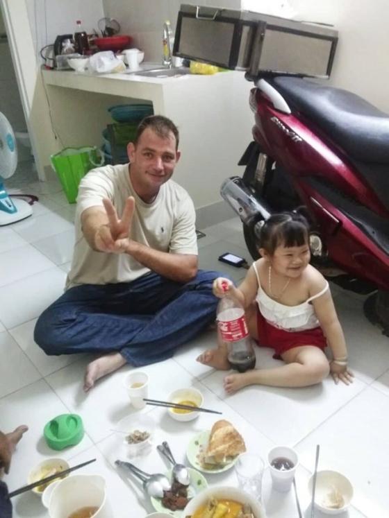 132 8 Chang Tay Phai Long Sai Gon Vi Yeu Ao Dai Cung Vo Lap Nghiep Ban Xuc Xich