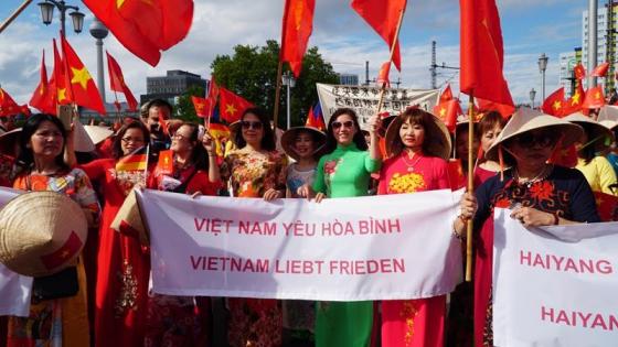 132 11 Nguoi Viet O Duc Bieu Tinh Truoc Dai Su Quan Trung Quoc Tai Berlin