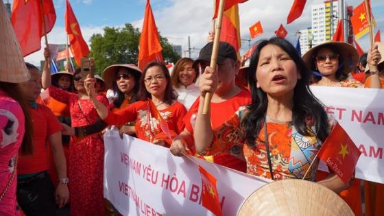 132 14 Nguoi Viet O Duc Bieu Tinh Truoc Dai Su Quan Trung Quoc Tai Berlin