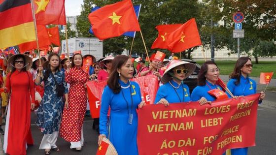 132 8 Nguoi Viet O Duc Bieu Tinh Truoc Dai Su Quan Trung Quoc Tai Berlin