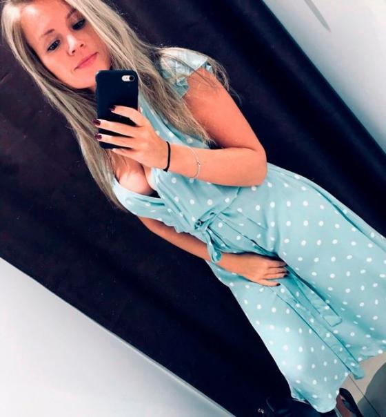 132 1 Dien Thoai Dang Sac Roi Xuong Nuoc Co Gai Nga Mat Mang Vi Me Song Ao