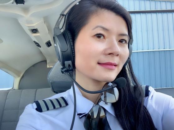 132 1 Co Gai Goc Viet Ngu Nho O San Bay De Hoc Thanh Phi Cong
